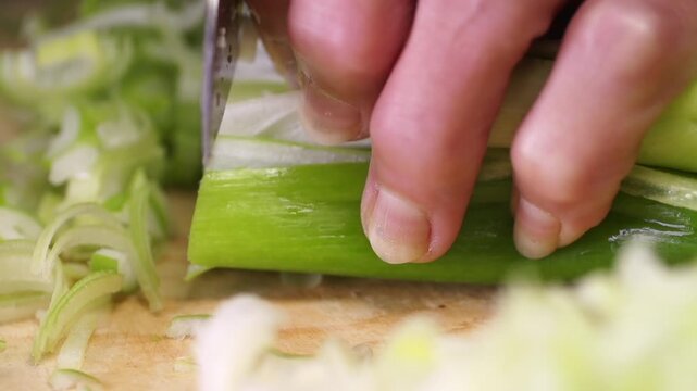 대한민국 한국 음식 식재료 대파 파 썰기 손질 조리 과정 칼 도마 주방 식당 맛집 비법 신선한 채소 야채 양념 준비 향신채 요리 기초 로컬 푸드 건강식 영양 식재료 매운맛 알싸한 풍미 고명 비빔밥 국밥 찌개 재료 일상 집밥 수확 농산물 신선식품 클로즈업 작업 현장