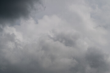 Obraz premium Heavy clouds forecast rain soon. Thick dark clouds indicate that significant rain event is near. Looming storm alerts are evident through oppressive cloud that surrounds us