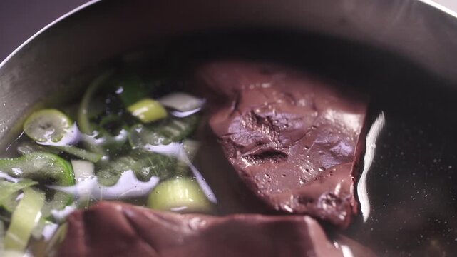 대한민국 한국 전통 음식 선지해장국 선지국 선지 소고기 피 국물 요리 해장국 아침 식사 점심 맛집 식재료 대파 파 고명 뜨거운 국물 영양식 고단백 미식 식문화 로컬 푸드 전통의 맛 별미 신선한 재료 주방 식당 일상 집밥 보양식 철분 함유 건강식 시원한 맛 클로즈업 근접 촬영 뚝배기 요리