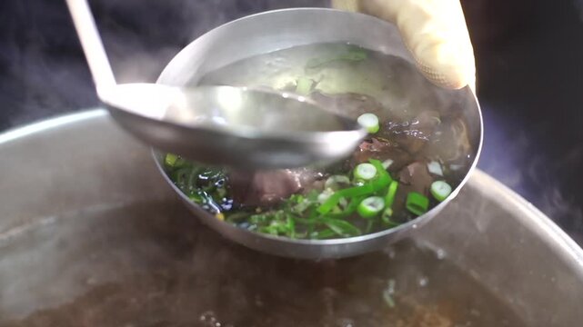 대한민국 한국 전통 음식 선지해장국 선지국 선지 소고기 피 국물 요리 해장국 아침 식사 점심 맛집 식재료 대파 파 고명 뜨거운 국물 영양식 고단백 미식 식문화 로컬 푸드 전통의 맛 별미 신선한 재료 주방 식당 일상 집밥 보양식 철분 함유 건강식 시원한 맛 클로즈업 근접 촬영 뚝배기 요리