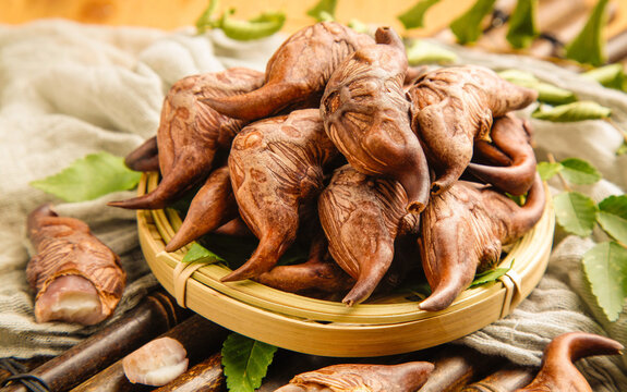 Fresh Dried Mushrooms in Bamboo Basket - Hubei Specialty Gourmet Food Ingredient for Asian Cuisine