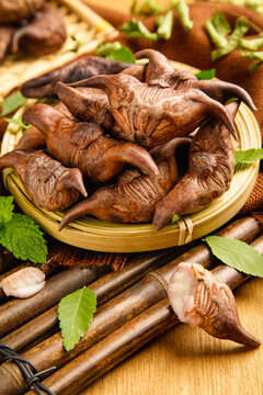 Fresh Shiitake Mushrooms Hubei Specialty Gourmet Lingjiao Ingredients in Bamboo Basket