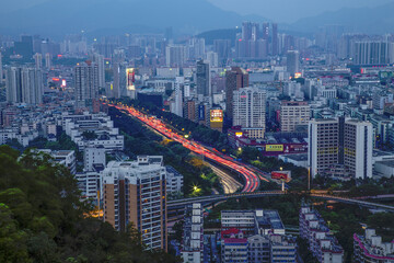 Naklejka premium Shenzhen Never Sleeps - The City's Bustling Evening Skyline