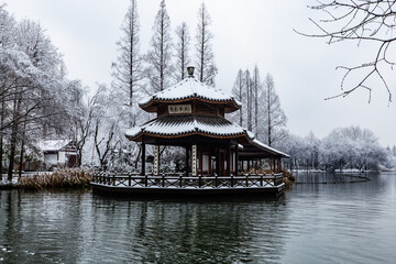 Obraz premium Snowy Traditional Pavilion at West Lake in Hangzhou