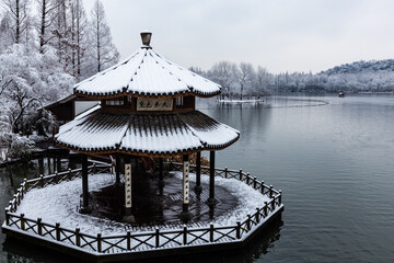 Obraz premium Snowy pavilion at West Lake in Hangzhou