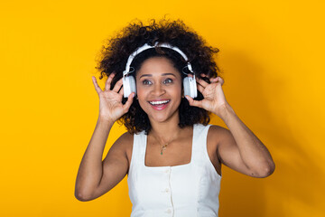 Naklejka premium portrait of a smiling young women with headphones, isolated