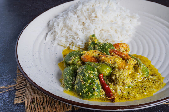 Title
Chingri Diye Jhinger Malaikari Bengali Ridge Gourd and Prawn Curry in Creamy Coconut Gravy Traditional Indian Seafood Dish Authentic Home Style Recipe