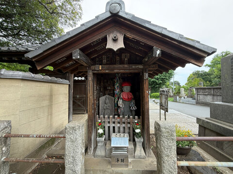 Jizo-do hall and Koshin-to stone deity next to the main gate of Tennoji Temple in Yanaka, Taito-ku, Tokyo