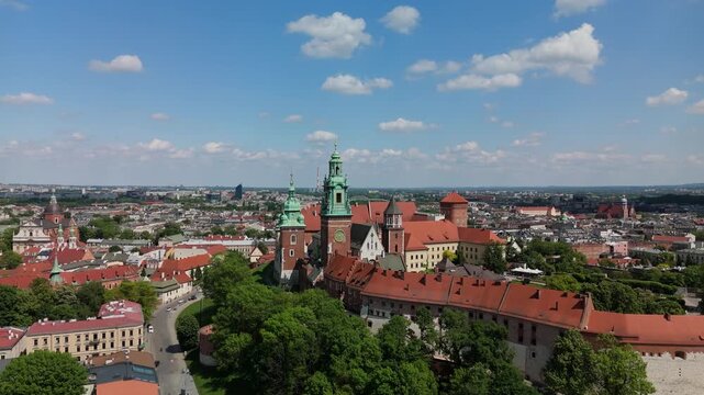 Wawel, Krak&oacute;w. Spokojny lot w stronę wieży z widokiem na panoramę Krakowa w słoneczny, pogodny dzień