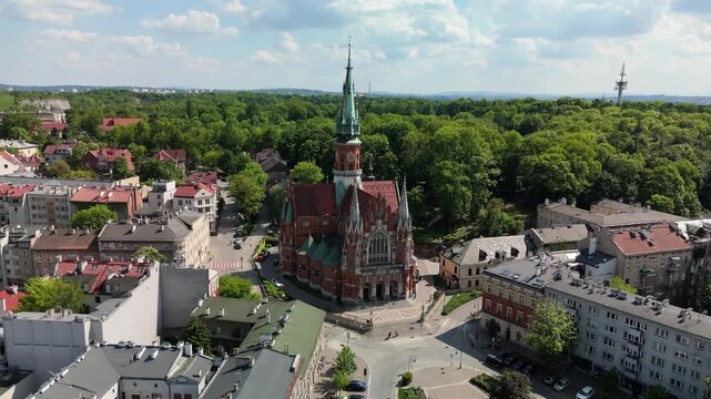 Kości&oacute;ł św. J&oacute;zefa na rynku podg&oacute;rskim, Krak&oacute;w, Spokojny lot wok&oacute;ł zabytku w pogodny, słoneczny dzień