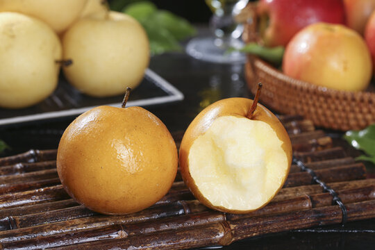 Fresh Laiyang Pears from Shandong China - Healthy Juicy Asian Fruit with Sweet White Flesh