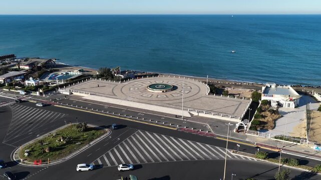 il Lungomare del lido di Ostia, Roma, Italia.
Vista aerea panoramica della costa di Ostia con gli stabilimenti balneari.