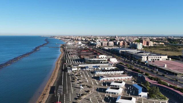 il Lungomare del lido di Ostia, Roma, Italia.
Vista aerea panoramica della costa di Ostia con gli stabilimenti balneari.