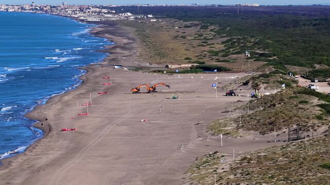 Le ruspe preparano la spiaggia per la stagione balneare del Litorale di Castel Fusano a Ostia. Lazio, Italia.
Vista Aerea Panoramica del tratto di costa laziale.