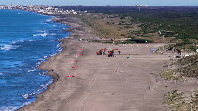 Le ruspe preparano la spiaggia per la stagione balneare del Litorale di Castel Fusano a Ostia. Lazio, Italia.
Vista Aerea Panoramica del tratto di costa laziale.