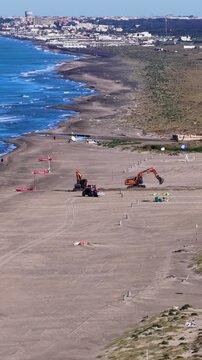 Le ruspe preparano la spiaggia per la stagione balneare del Litorale di Castel Fusano a Ostia. Lazio, Italia.
Vista Aerea Panoramica del tratto di costa laziale.