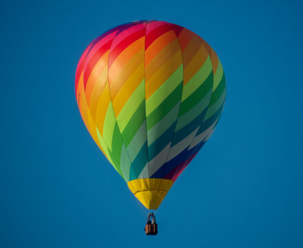 Mongolfiera colorata nel cielo blu limpido