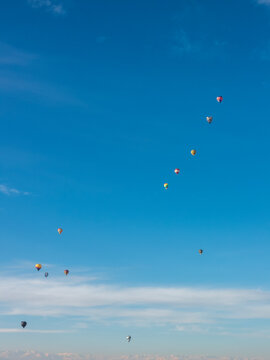 Mongolfiere colorate nel cielo blu sopra le montagne