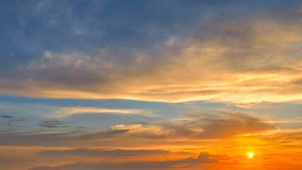 Fototapeta premium Warm Sunset Sky With Dramatic Cloud Formation