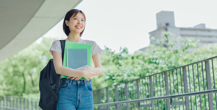 キャンパスを歩く女子大学生