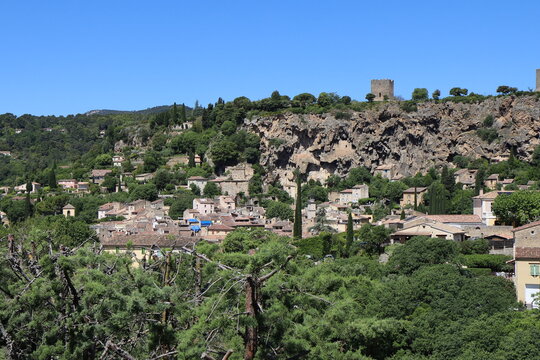 Vue d'ensemble de la ville, ville de Cotignac, d&eacute;partement du Var, France