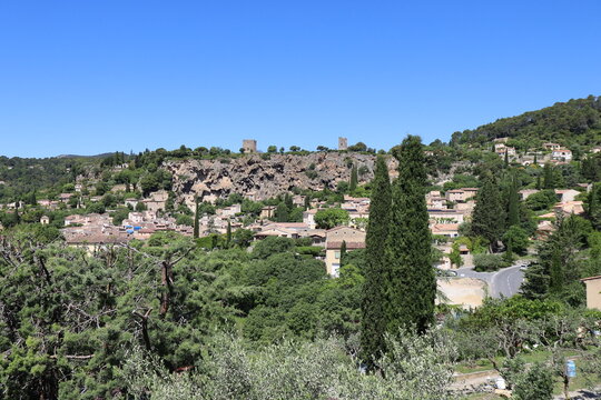 Vue d'ensemble de la ville, ville de Cotignac, d&eacute;partement du Var, France