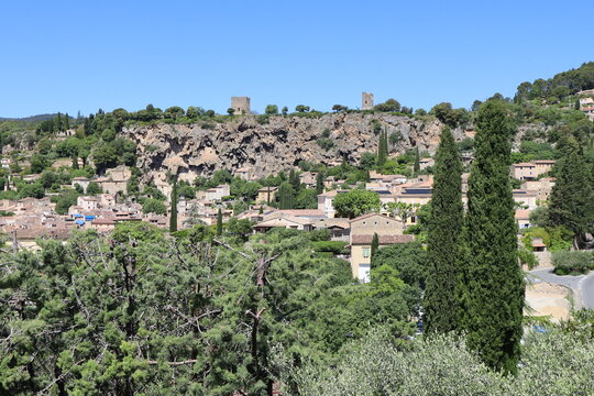 Vue d'ensemble de la ville, ville de Cotignac, d&eacute;partement du Var, France