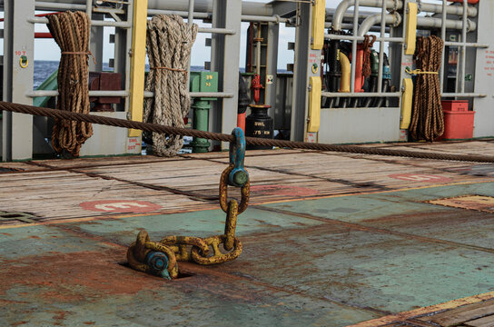 On an AHTS vessel, the GOG wire is used to control and stabilize the towing wire during towing and anchor-handling operations. It helps keep the towline in a safe working position and reduces excessiv