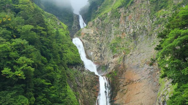 落差日本一の称名滝　富山県