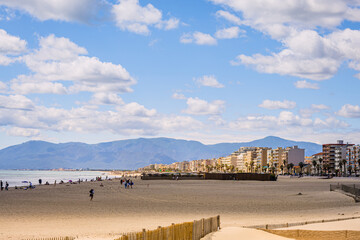 Obraz premium La station balnéaire de Canet-en-Roussillon et sa plage de sable sur la côte méditerranéenne en France