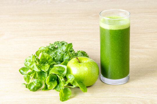 Watercress juice and salad (Nasturtium officinale). Detox drink and salad. Antioxidant greenery. Natural food. Energy drink. Green juice. Diet and balanced diet. Ingredient for salads.