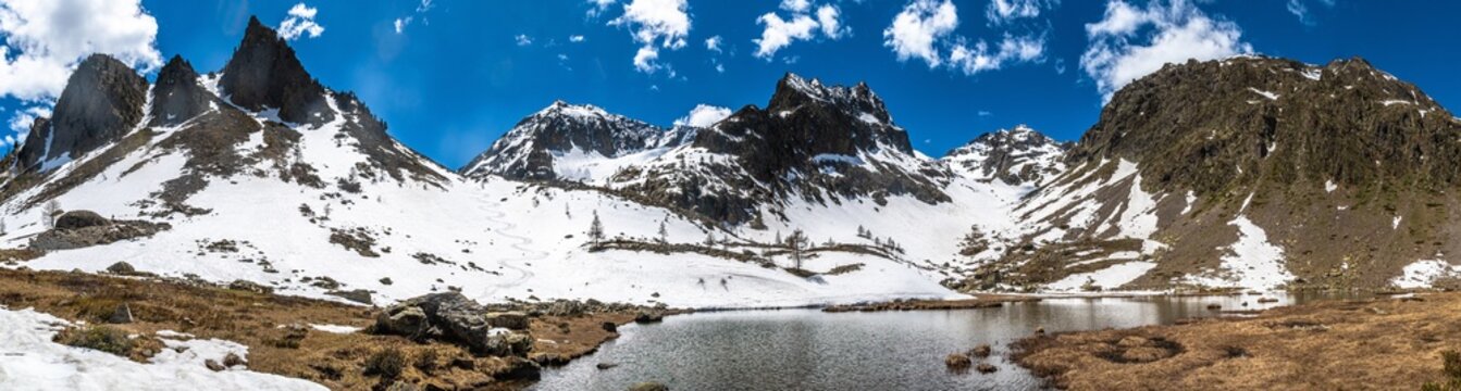 Dal rifugio Migliorero, nel cuore delle Alpi Marittime lo sguardo &egrave; catturato dalle imponenti vette dell&rsquo;Ischiator e del Corborant, che separano la provincia di Cuneo dalla regione francese dell&rsquo;Ubaye
