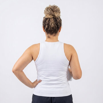 Mulher brasileira, camiseta regata segurando uma garrafa