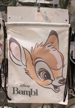 Expositor con mochila infantil de cordones con estampado de la cabeza de Bambi de Disney Classics en tienda Primark en Madrid, Espa&ntilde;a, 7 de abril de 2026