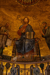 Obraz premium Ancient Christian mosaic inside historic basilica in Rome