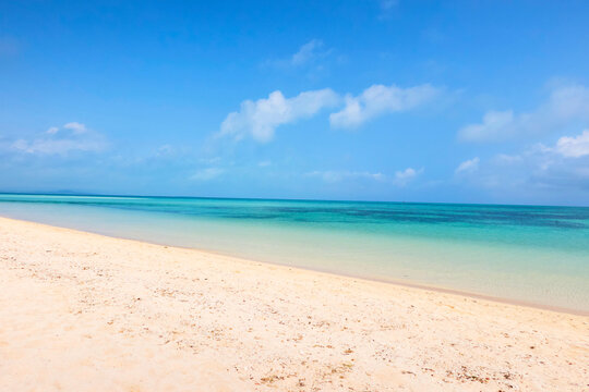 沖縄県竹富島の美しい白い砂浜と透き通るエメラルドグリーンの海　Beautiful white sand beach and crystal clear emerald green ocean in Taketomi Island, Okinawa