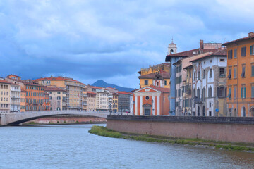 Fototapeta premium palazzi storici sul fiume arnoa pisa in italia