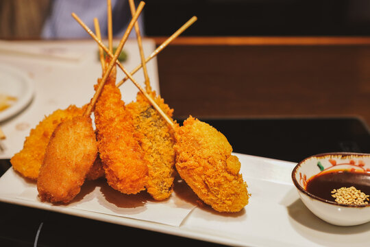 サクサクの衣が美味しそうな串揚げのセットとタレ