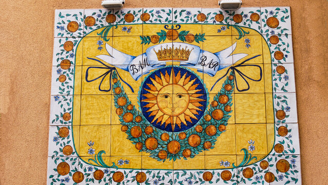 Keramikfliesen an einer Hauswand in Taormina auf Sizilien
