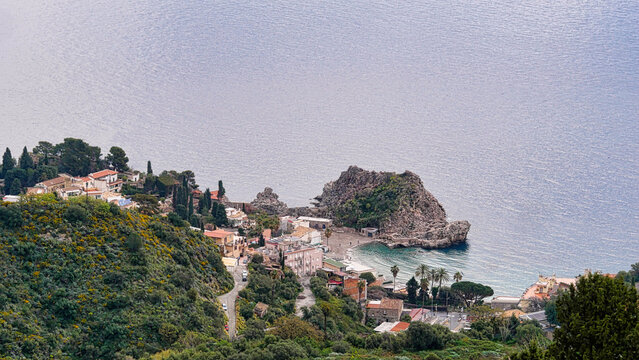 Blick von Taormina auf die charmante Felseninsel Isola Bella auf Sizilien