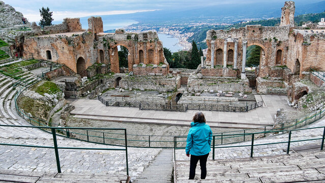 Eine Touristin im Teatro Greco-Romano  in Taormina auf Sizilien