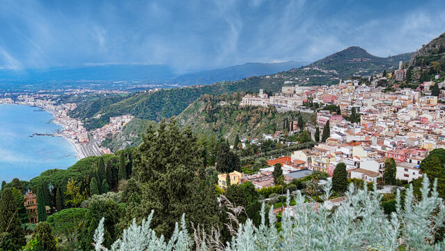 Blick auf das Meer und Taormina vom Teatro Greco-Romano  auf Sizilien