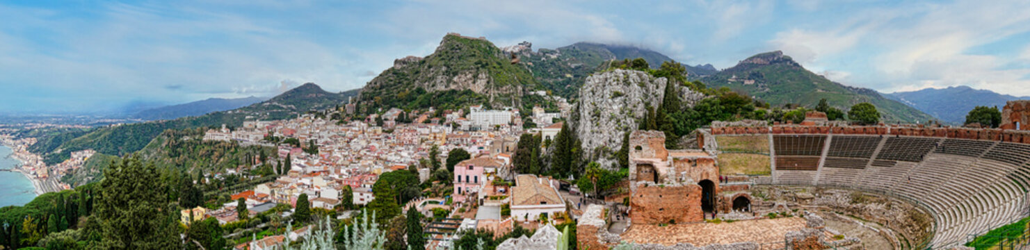 Panoramablick auf das Meer und Taormina vom Teatro Greco-Romano  auf Sizilien