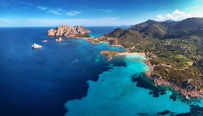 Fototapeta premium survol de golfo aranci pres d olbia en sardaigne