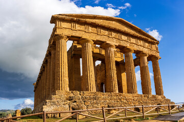 Fototapeta premium Temple of Concordia in Valle dei Templi or Valley of the Temples, archaeological site in Agrigento, Sicily, world heritage site
