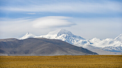 Fototapeta premium The hat cloud of XixiaBangma Peak in Tibet, China