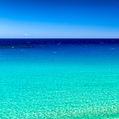 Fototapeta premium Crystal clear turquoise sea and blue horizon during sunny tropical summer day