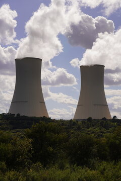 Chimeneas de la central nuclear de trillo , Guadalajara , Espa&ntilde;a