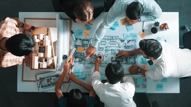 Time lapse of professional architect engineer team writing sticky notes and sticking note at house model while interior designer talking and discussing about building exterior designing. Alimentation.