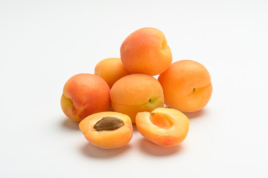 Albaricoques sobre fondo blanco, fruta fresca